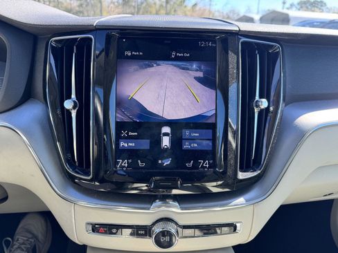 Used 2018 Volvo XC60 T5 Momentum w/ Vision Package image 14