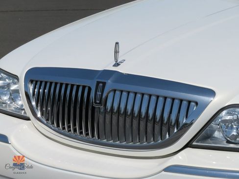 Used 2003 Lincoln Town Car Executive image 40