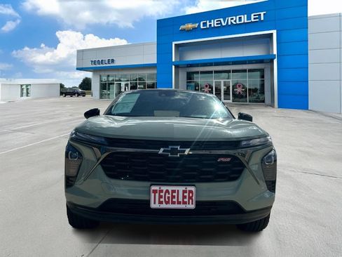 Used 2024 Chevrolet Trax RS w/ Driver Confidence Package FWD image 2