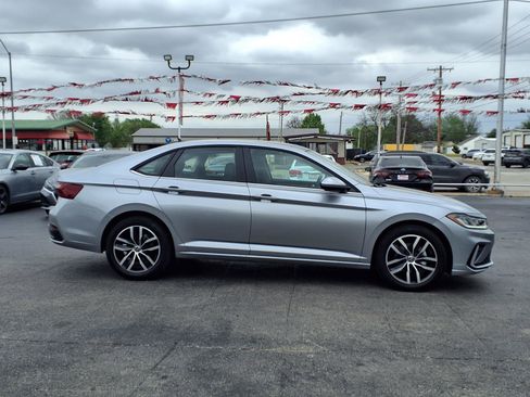 Used 2025 Volkswagen Jetta SE FWD image 2