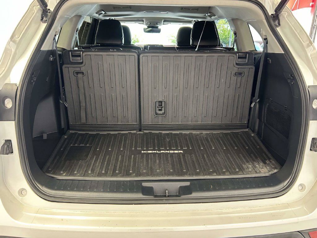 Used 2022 Toyota Highlander XLE FWD image 12