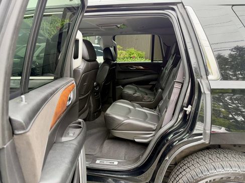Used 2016 Cadillac Escalade Luxury AWD/4WD image 11