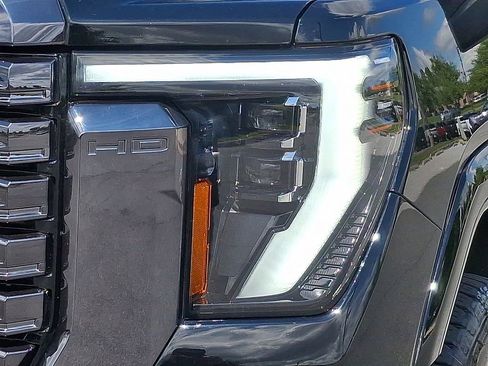 Used 2024 GMC Sierra 2500 Denali Ultimate AWD/4WD image 9
