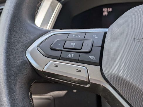 Used 2022 Volkswagen Tiguan SE w/ Panoramic Sunroof Package FWD image 30