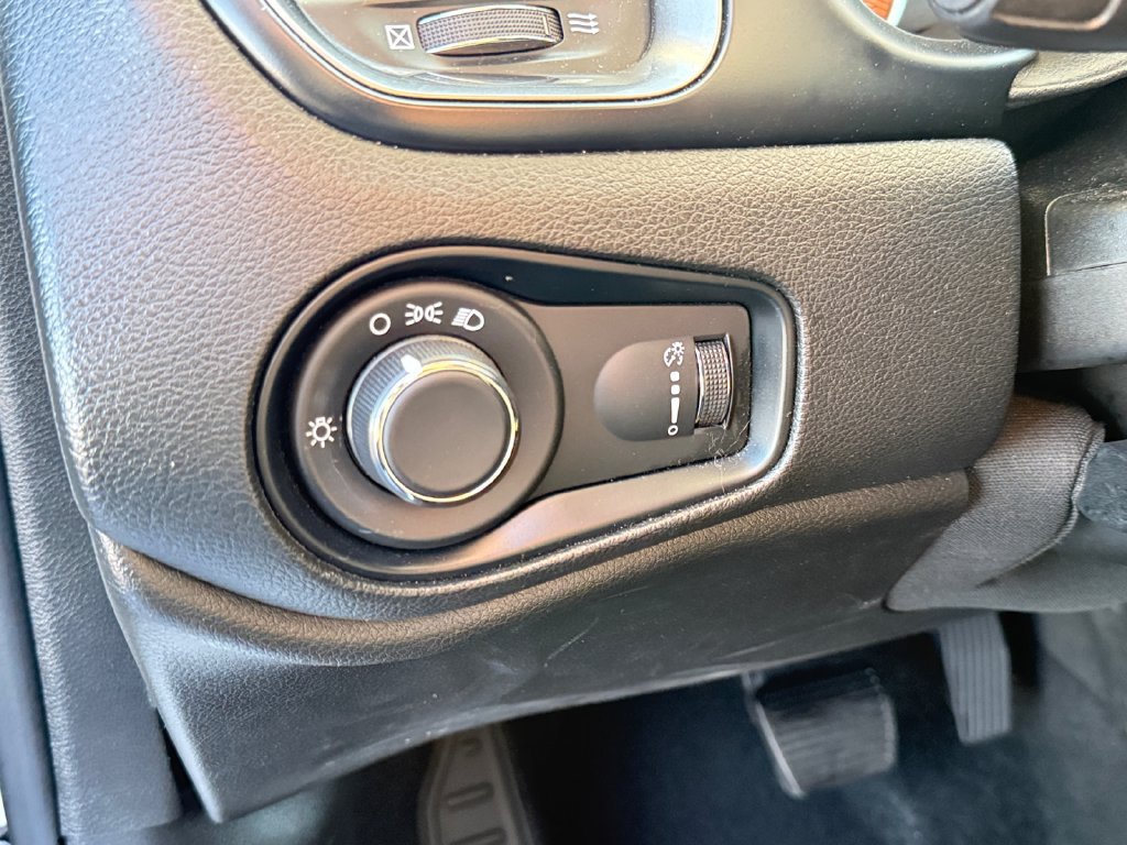 Used 2023 Jeep Renegade Latitude AWD/4WD image 17