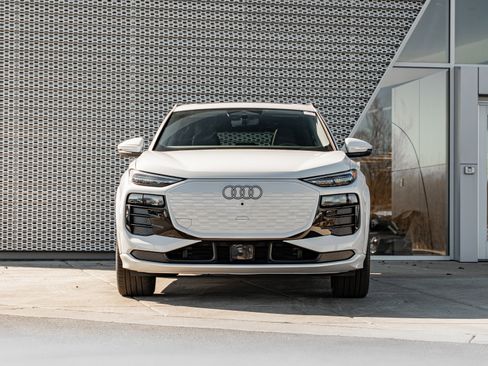 Certified 2025 Audi Q6 e-tron Premium Plus w/ Premium Plus AWD/4WD image 34