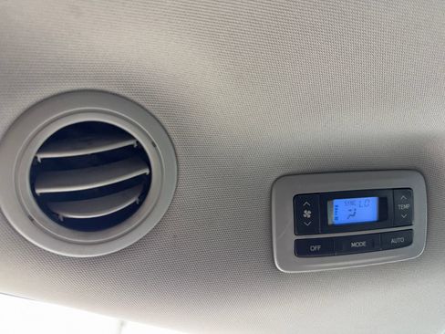 Used 2018 Toyota Sienna LE w/ Carpet Mat Package FWD image 37