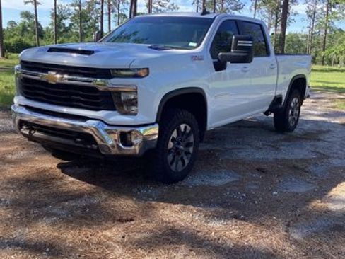 Used 2024 Chevrolet Silverado 2500 LT image 2
