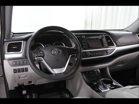 Used 2019 Toyota Highlander LE AWD/4WD image 5