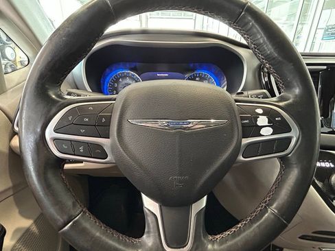 Used 2020 Chrysler Pacifica Touring-L Plus FWD image 24