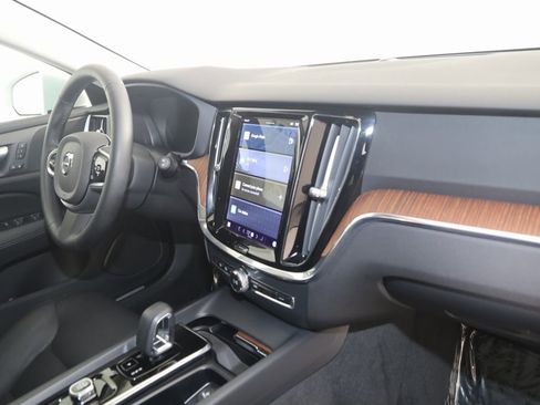 Used 2024 Volvo V60 B5 Cross Country Plus image 41