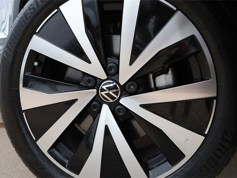 Certified 2024 Volkswagen Taos SE image 10