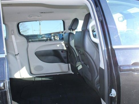 Used 2024 Chrysler Pacifica Touring-L image 13