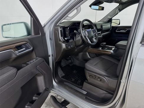 Used 2025 Chevrolet Silverado 1500 RST AWD/4WD image 3