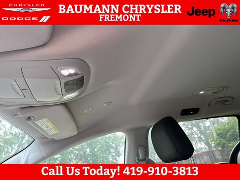 Used 2018 Chrysler Pacifica Touring-L Plus w/ Tire & Wheel Group FWD image 21