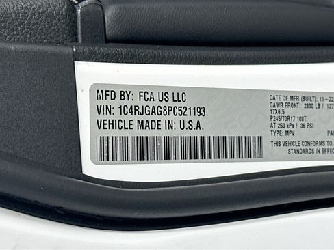 Used 2023 Jeep Grand Cherokee Laredo image 29