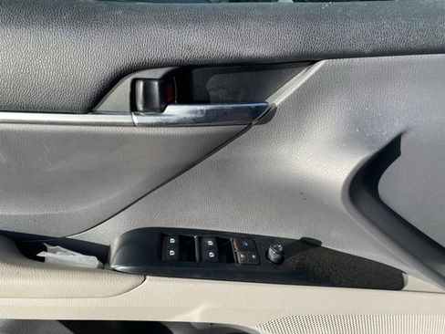 Used 2020 Toyota Camry SE image 19