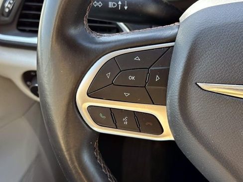 Used 2018 Chrysler Pacifica Touring-L FWD image 19