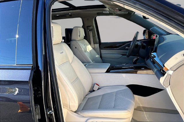 Used 2024 Cadillac Escalade Sport Platinum w/ LPO, ONYX Package AWD/4WD image 30