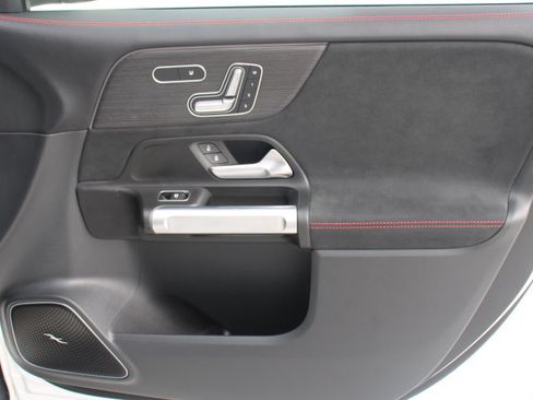 Used 2022 Mercedes-Benz GLB 250 4MATIC image 19