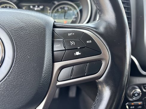Used 2021 Jeep Cherokee Latitude Plus AWD/4WD image 27