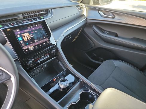 New 2025 Jeep Grand Cherokee Altitude AWD/4WD image 15