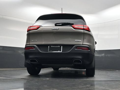 Used 2018 Jeep Cherokee Latitude w/ Cold Weather Group AWD/4WD image 45