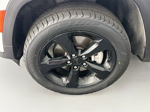 Used 2023 Jeep Grand Cherokee L Limited w/ Black Appearance Package image 11