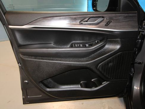 Used 2025 Jeep Grand Cherokee L Limited w/ Black Appearance Package image 5