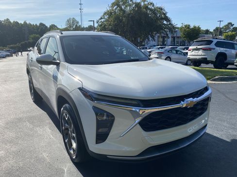 Used 2025 Chevrolet Trax LT w/ LT Convenience Package FWD image 3