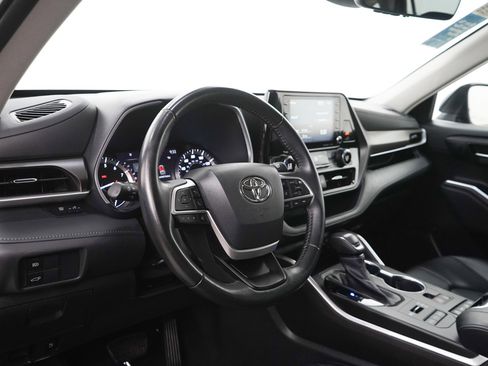 Used 2022 Toyota Highlander XLE image 18