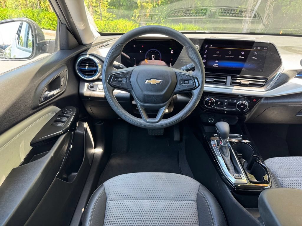 Used 2025 Chevrolet Trax LT FWD image 17