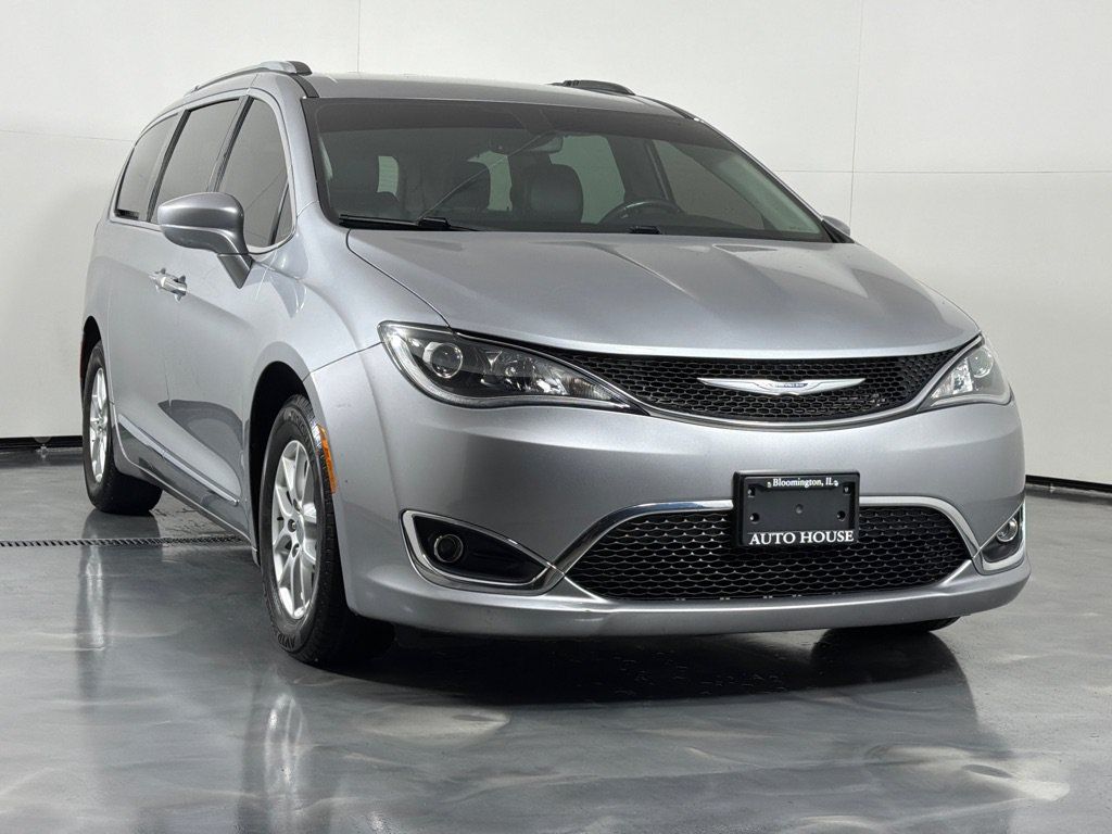 Used 2020 Chrysler Pacifica Touring-L FWD image 3