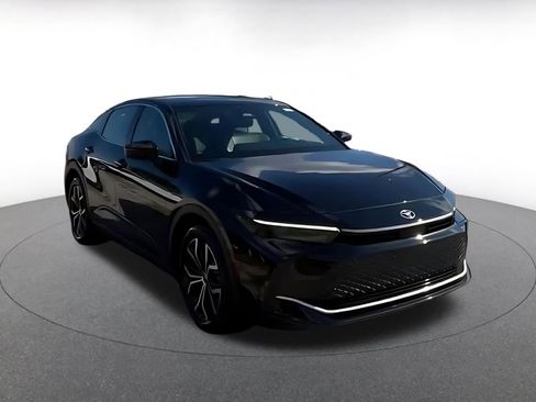 Used 2025 Toyota Crown XLE image 3