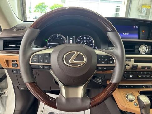 Used 2017 Lexus ES 350 w/ Premium Package FWD image 13