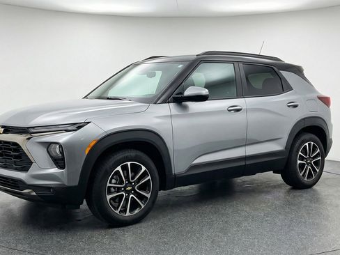 Used 2025 Chevrolet TrailBlazer LT image 3