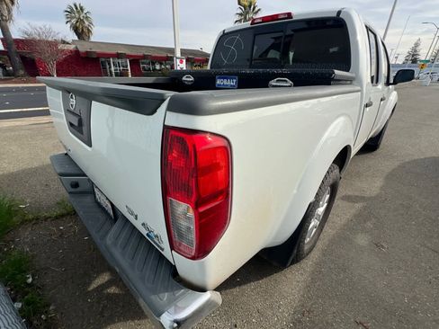 Used 2019 Nissan Frontier SV image 2