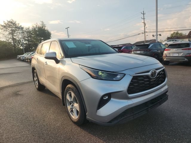 Used 2023 Toyota Highlander LE FWD image 5