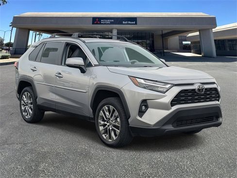 Used 2023 Toyota RAV4 XLE Premium image 8