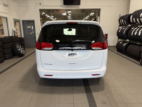 Used 2024 Chrysler Voyager LX image 8