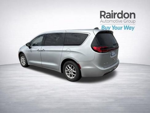Used 2024 Chrysler Pacifica Touring-L FWD image 5
