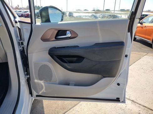 Used 2024 Chrysler Voyager LX image 20