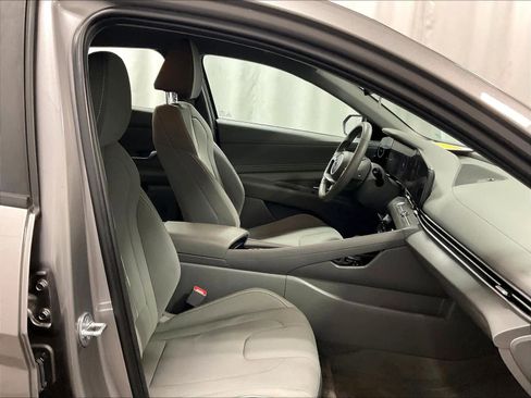 Used 2023 Hyundai Elantra SEL w/ Convenience Package image 11