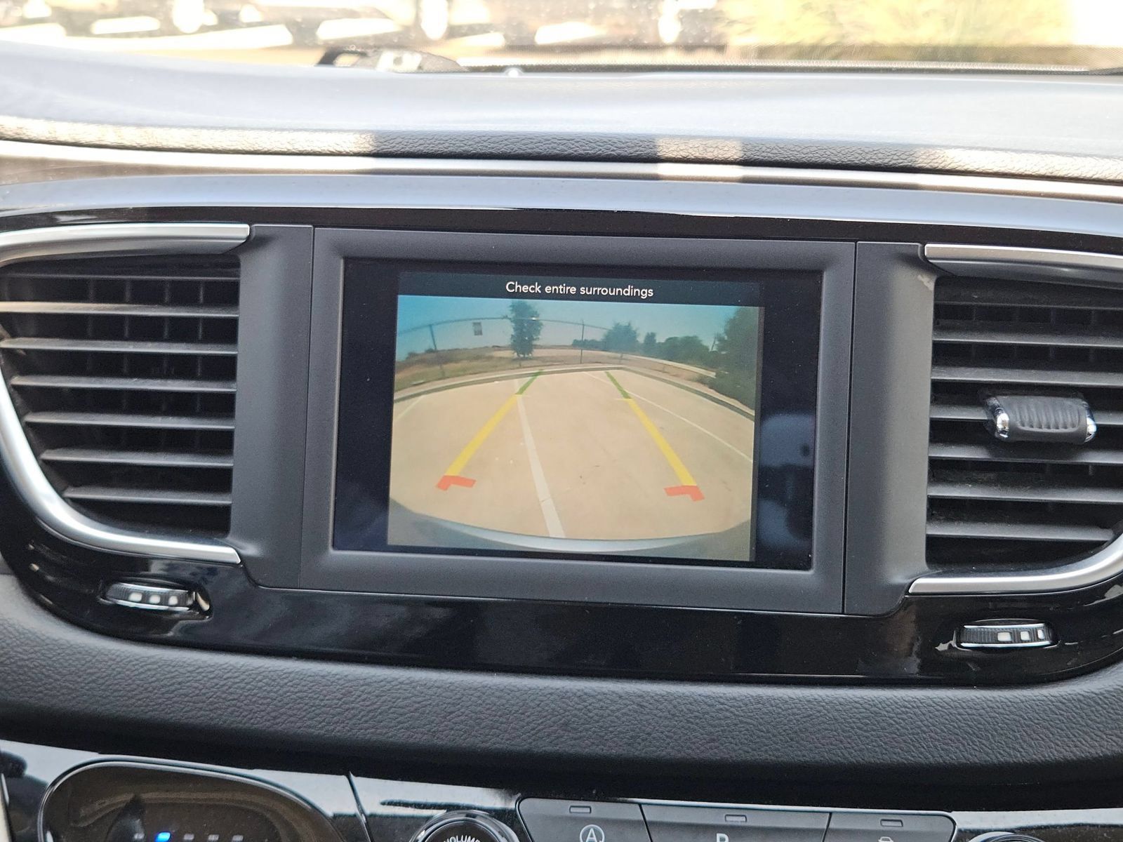 Used 2020 Chrysler Pacifica Touring-L FWD image 18