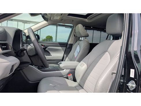 Used 2024 Toyota Highlander XLE image 14