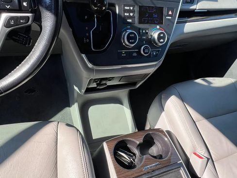 Used 2019 Toyota Sienna XLE FWD image 25