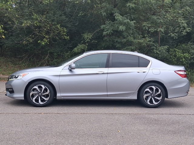 Used 2017 Honda Accord EX image 2