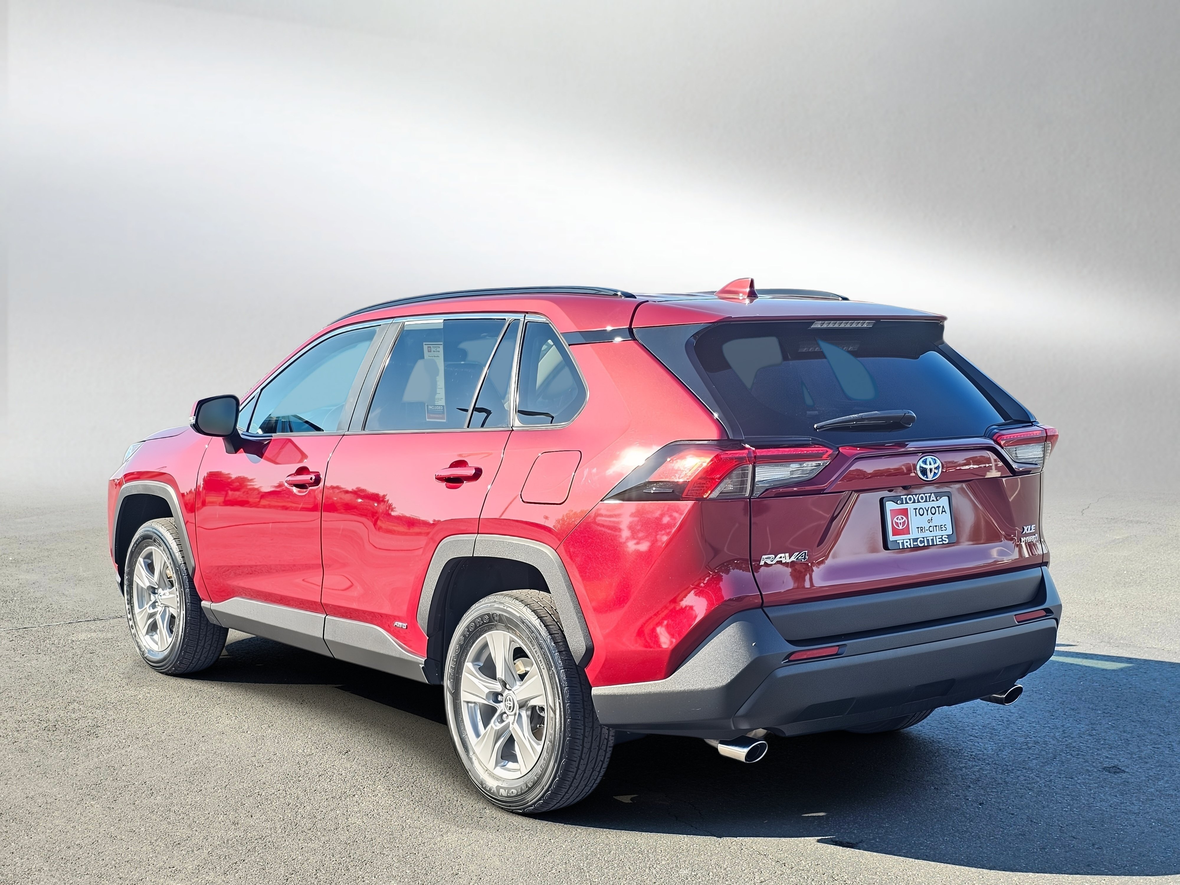 Certified 2022 Toyota RAV4 XLE w/ XLE Grade Weather Package AWD/4WD image 3