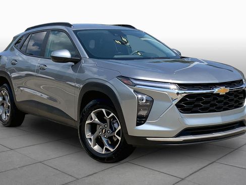 Used 2025 Chevrolet Trax LT FWD image 3