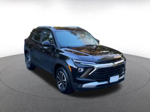 Used 2025 Chevrolet TrailBlazer LT image 3